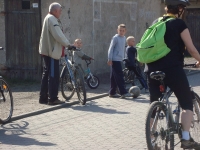 Dzieci czekając na plac gier <nobr>i zabaw</nobr>, kopią piłkę na ulicy